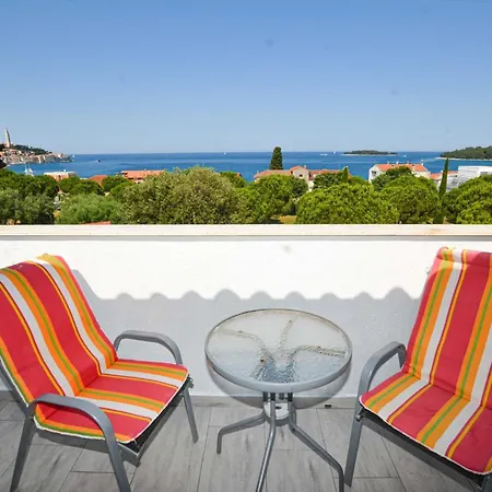 Classic And Elegant With Balcony شقة روفينج