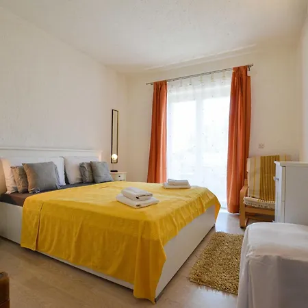 Apartment Classic And Elegant With Balcony *